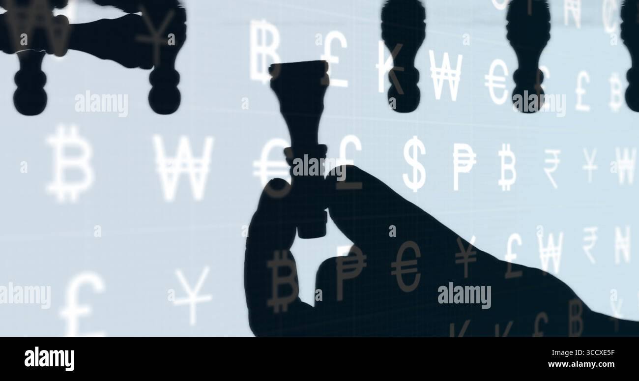 Tenant la pièce d'échecs avec la silhouette de la main sur la grille numérique avec des symboles de monnaie flottante, espace de copie Banque D'Images
