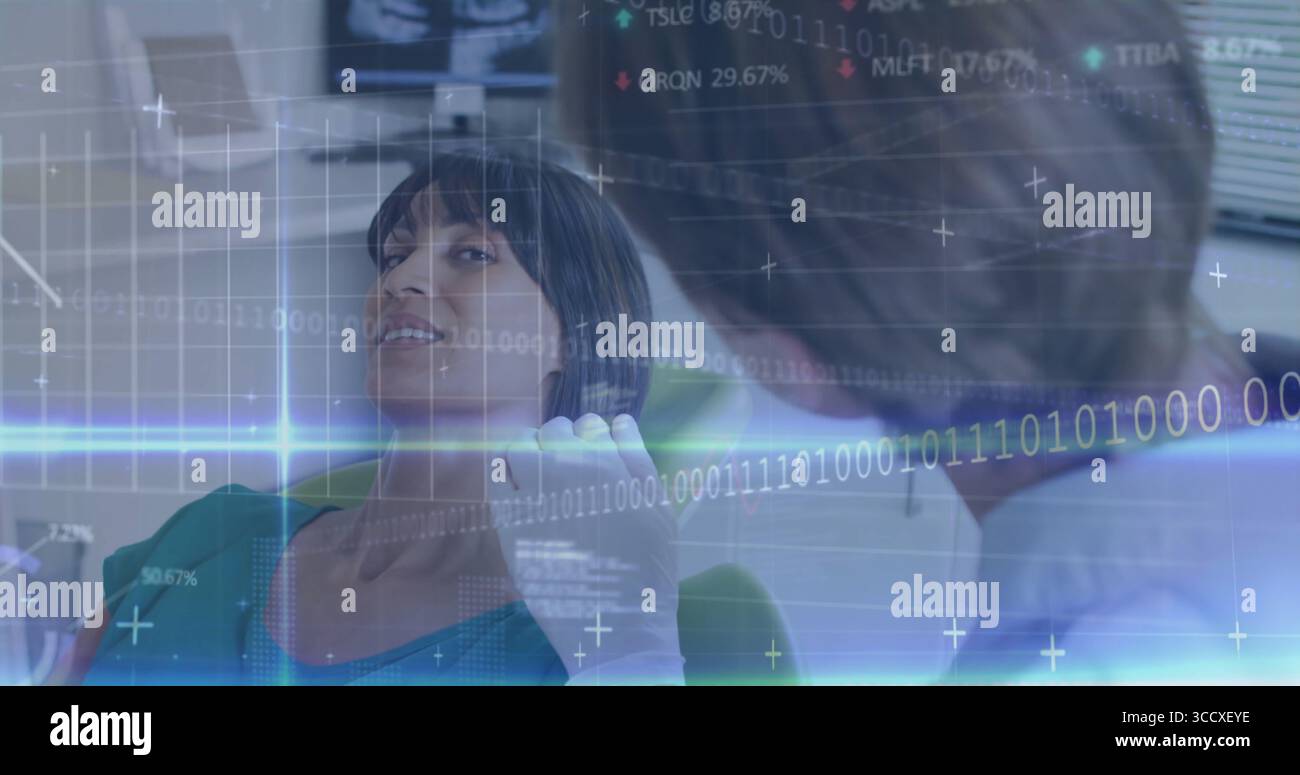 Femme inclinée portant un dessus sarcelle et recevant un examen intra-oral dans la salle dentaire, avec des superpositions numériques Banque D'Images