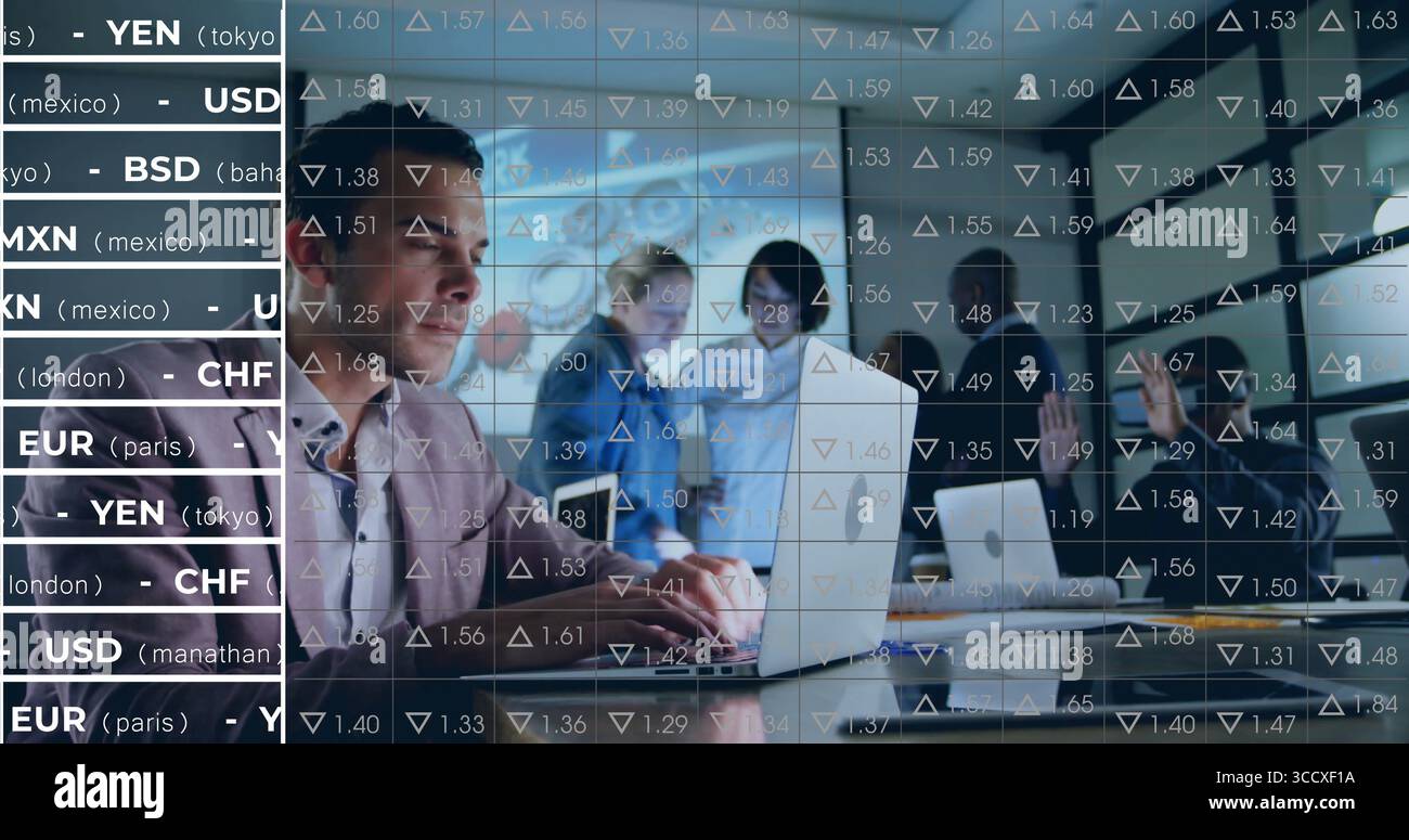 Tapant Mid man dans Blazer sur ordinateur portable au bureau, avec des superpositions de devises, carte de tableau blanc, espace de copie Banque D'Images