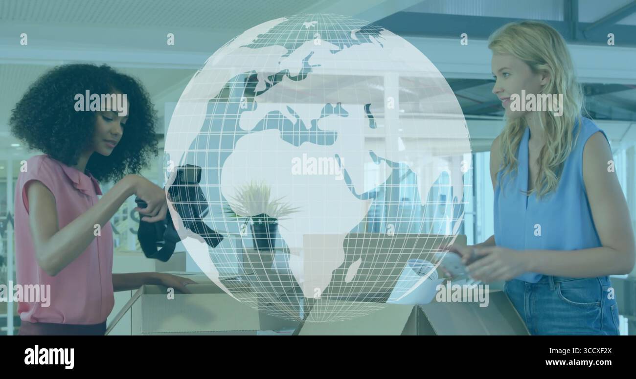 Deux femmes trient des boîtes et examinent des écouteurs sans fil au comptoir de bureau, avec un motif globe Banque D'Images