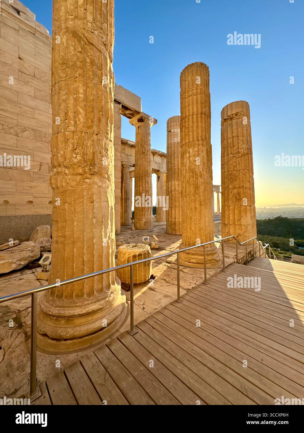 Coucher de soleil heure d'or à l'entrée du complexe de l'Acropole (Acrópole Propileia) à Athènes, Grèce, avec des touristes marchant dans les escaliers. Banque D'Images