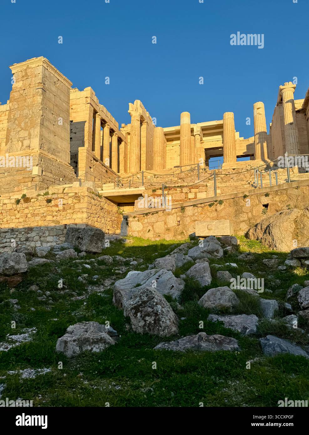 L'Acropole d'Athènes illuminée par le coucher du soleil de l'heure d'or, avec le Parthénon et d'autres ruines antiques clairement visibles. Banque D'Images