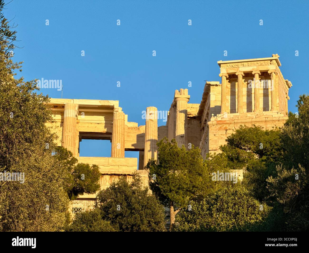 L'Acropole d'Athènes illuminée par le coucher du soleil de l'heure d'or, avec le Parthénon et d'autres ruines antiques clairement visibles. Banque D'Images