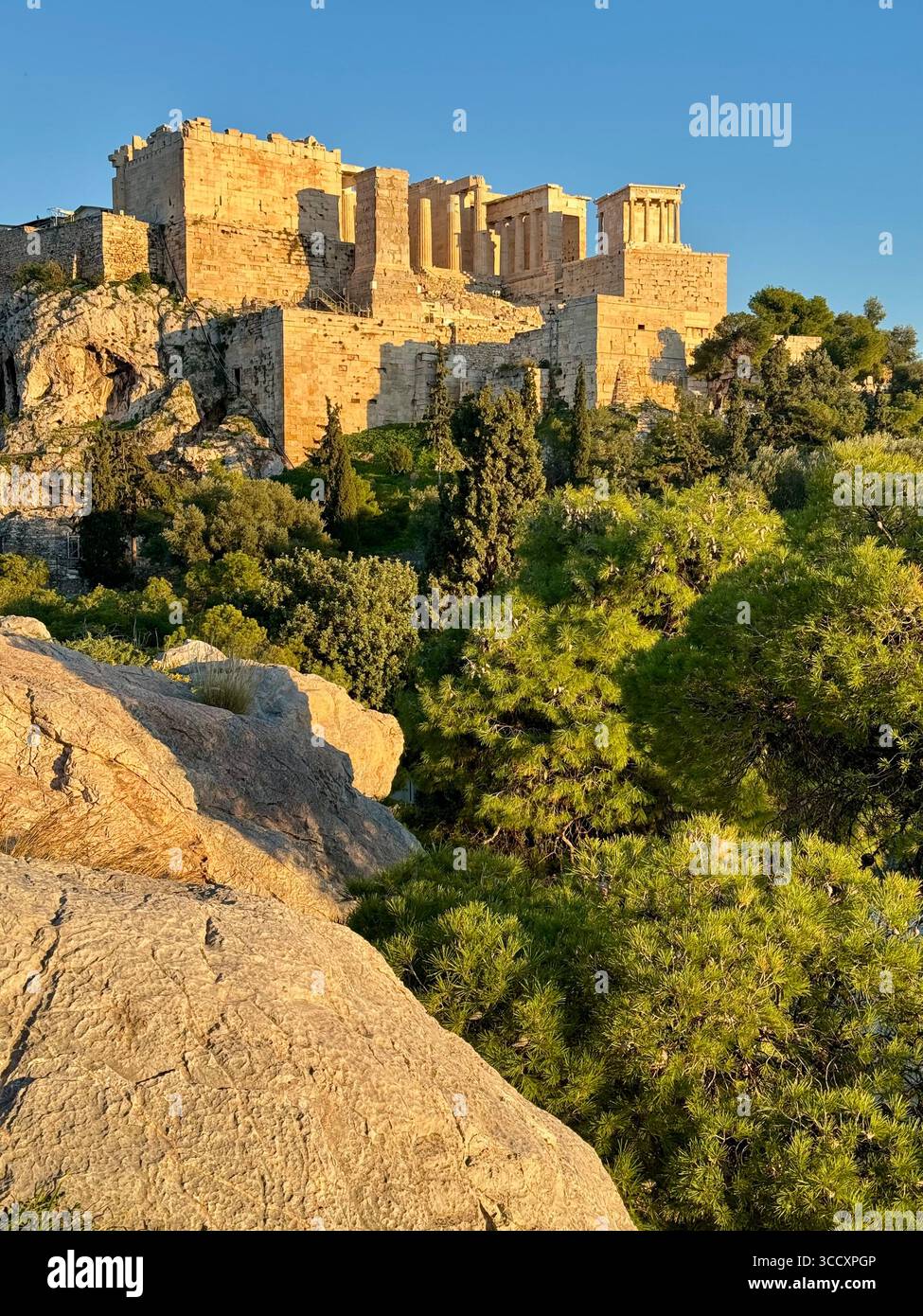 L'Acropole d'Athènes illuminée par le coucher du soleil de l'heure d'or, avec le Parthénon et d'autres ruines antiques clairement visibles. Banque D'Images