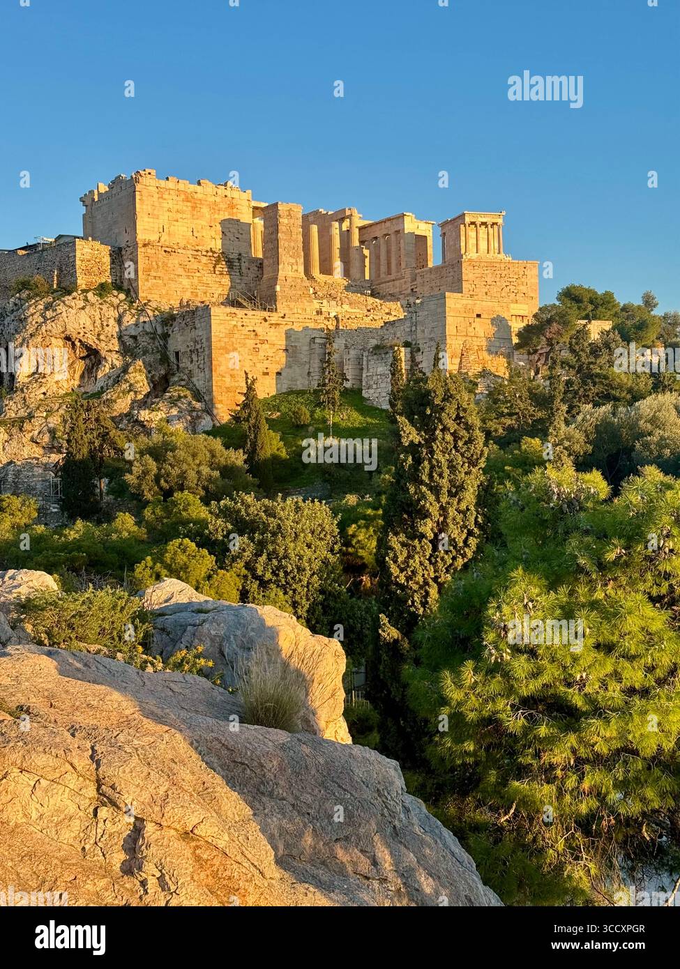 L'Acropole d'Athènes illuminée par le coucher du soleil de l'heure d'or, avec le Parthénon et d'autres ruines antiques clairement visibles. Banque D'Images