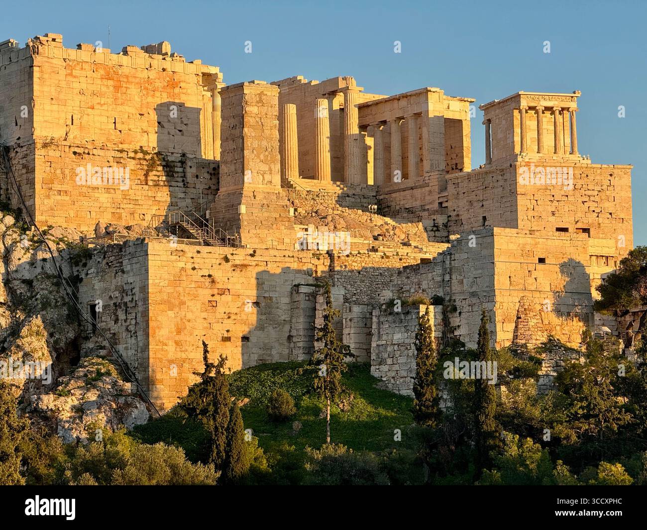 L'Acropole d'Athènes illuminée par le coucher du soleil de l'heure d'or, avec le Parthénon et d'autres ruines antiques clairement visibles. Banque D'Images