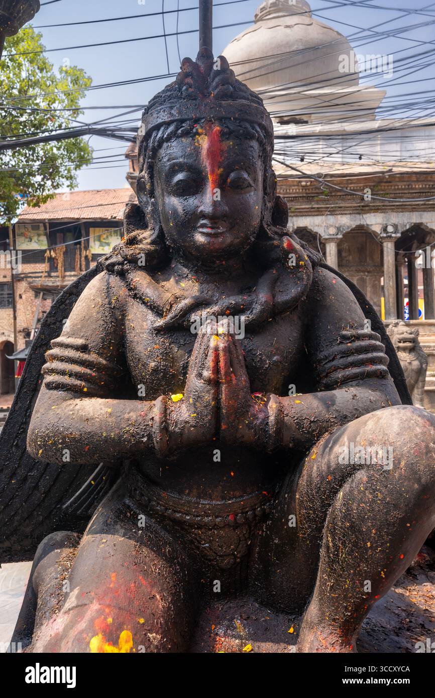 Vue rapprochée d'une divinité bouddhiste tibétaine comme une statue de pierre, symbolisant la protection et la destruction des mauvais esprits. Banque D'Images