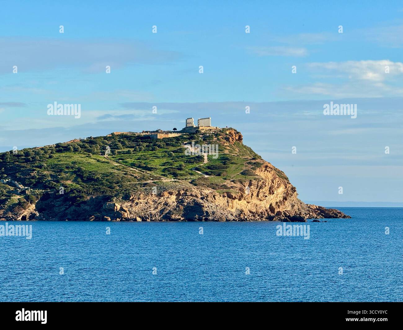 Vue du temple de Poséidon au cap Sounion en Grèce, vu de loin à travers la mer Égée. Banque D'Images