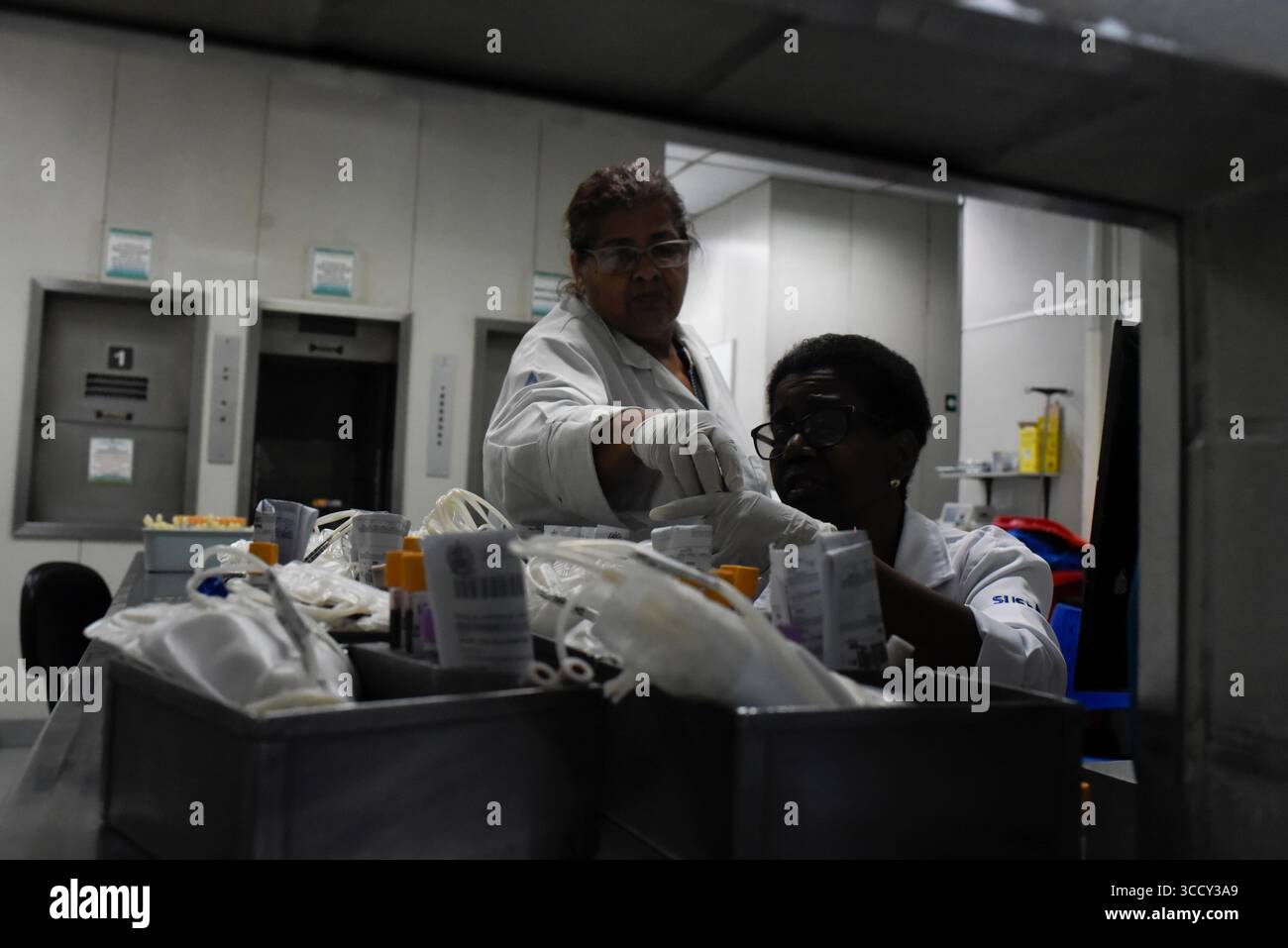 13 juin 2023 : RIO DE JANEIRO, BRÉSIL 14 JUIN : le 14 juin est la Journée mondiale du donneur de sang, les gens qui donnent du sang à HemoRio, zone centrale de la ville, la Journée mondiale du donneur de sang est née comme une initiative pour célébrer les gens qui donnent du sang à d'autres et sensibiliser à l'importance de cette attitude..... Le 14 juin a été choisi parce que c'était l'anniversaire de Karl Landsteiner, le chercheur responsable de la classification des groupes sanguins, le système A B O, et découvreur du facteur RH. (Crédit image : © Fabio Teixeira/ZUMA Press Wire) Banque D'Images