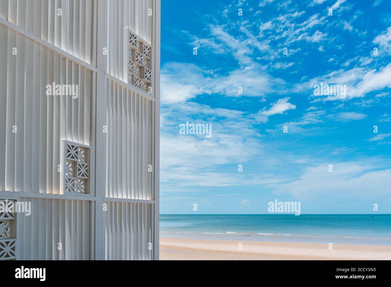 Mur blanc décoratif moderne par plage tropicale et nuage dans le ciel bleu en été Banque D'Images