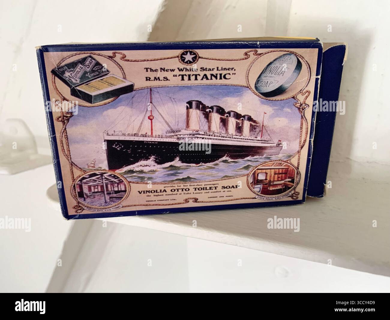 RMS Titanic box ship White Star line boîte à savon Vinolia Otto toilette savon célèbre bateau bateau carton conteneur couleur entonnoir désastre - Image de stock capturée avec un smartphone
