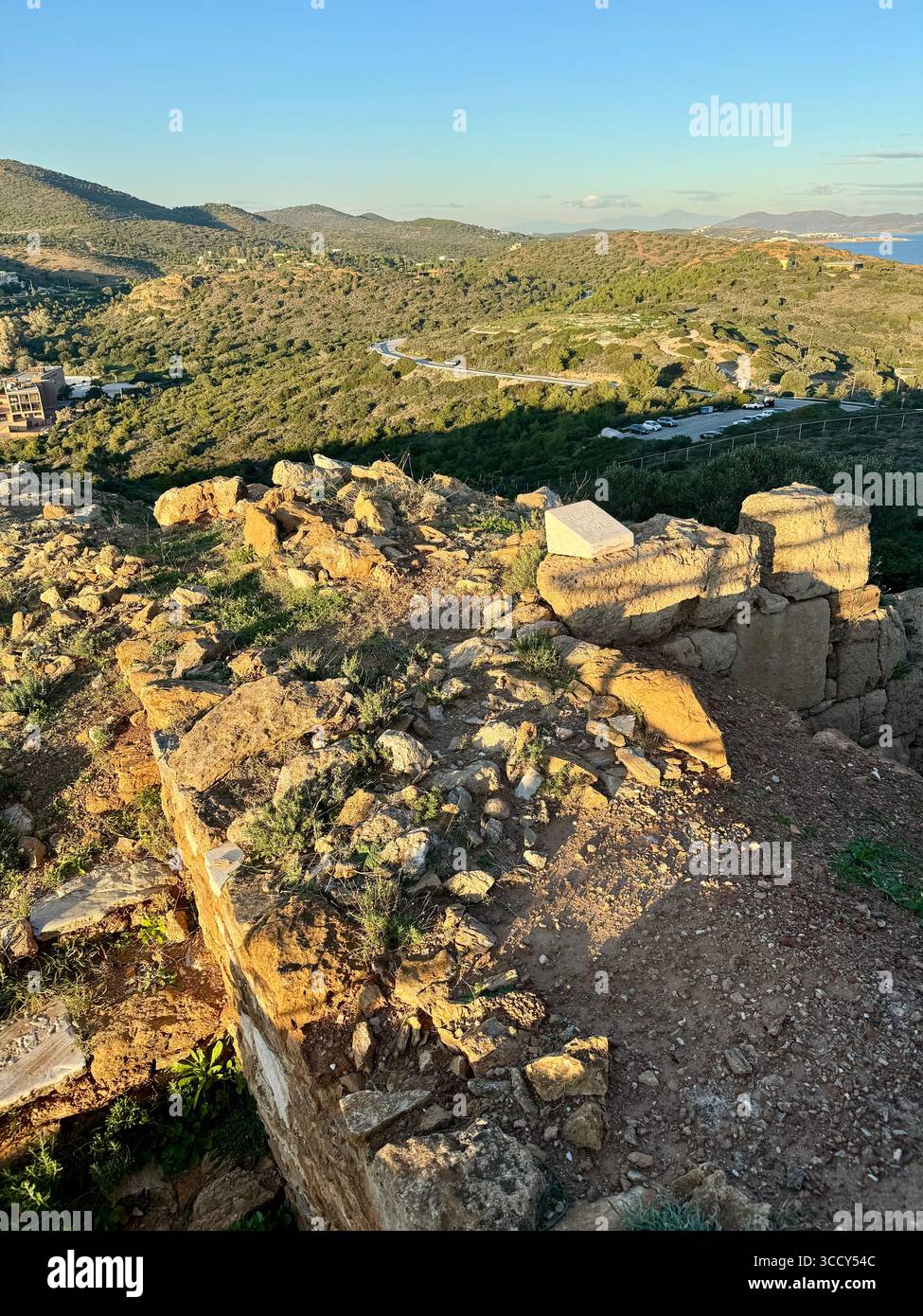 Les couleurs de l'heure d'or sur le site archéologique de Sounion, avec le temple de Poséidon surplombant la mer Égée. Banque D'Images