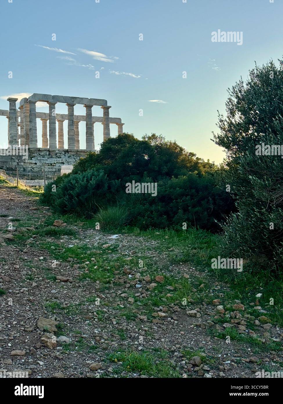 Le temple de Poséidon à Sounion, Grèce, avec vue sur le paysage environnant et la côte méditerranéenne. Banque D'Images