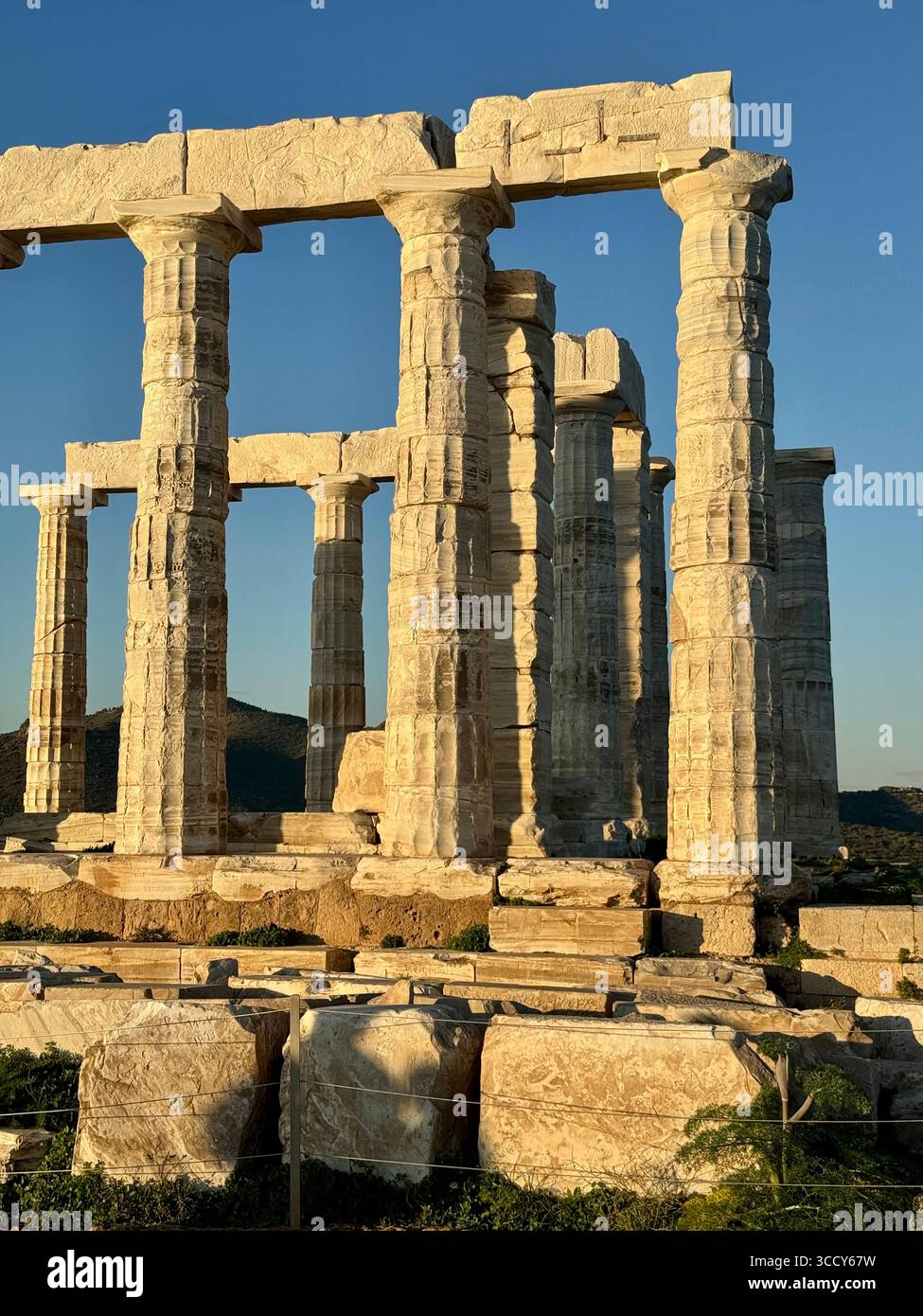 Le temple de Poséidon à Sounion, Grèce, avec vue sur le paysage environnant et la côte méditerranéenne. Banque D'Images