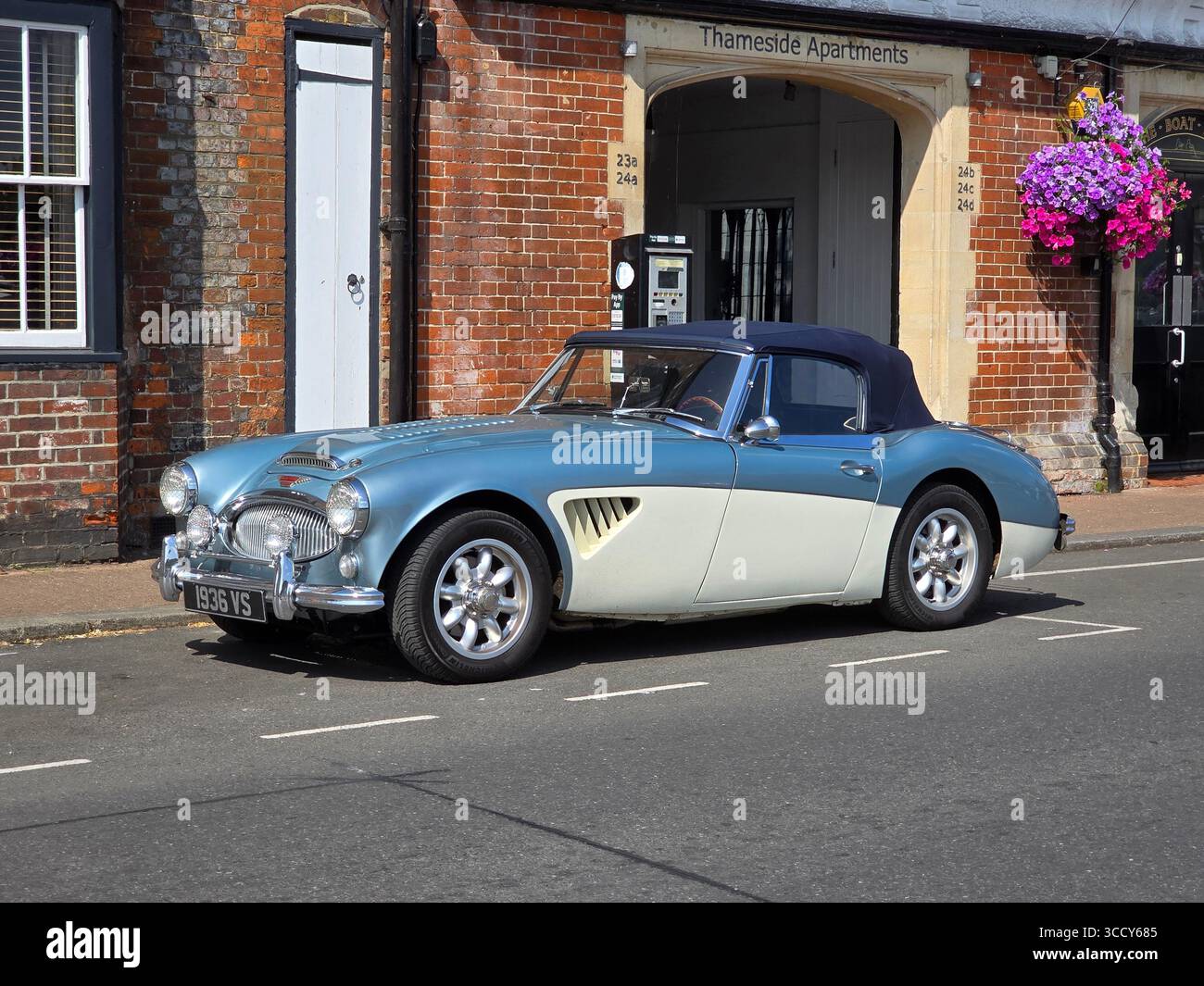 Austin Healey 3000 garé près de la Tamise à Henley-on-Thames, Royaume-Uni Banque D'Images