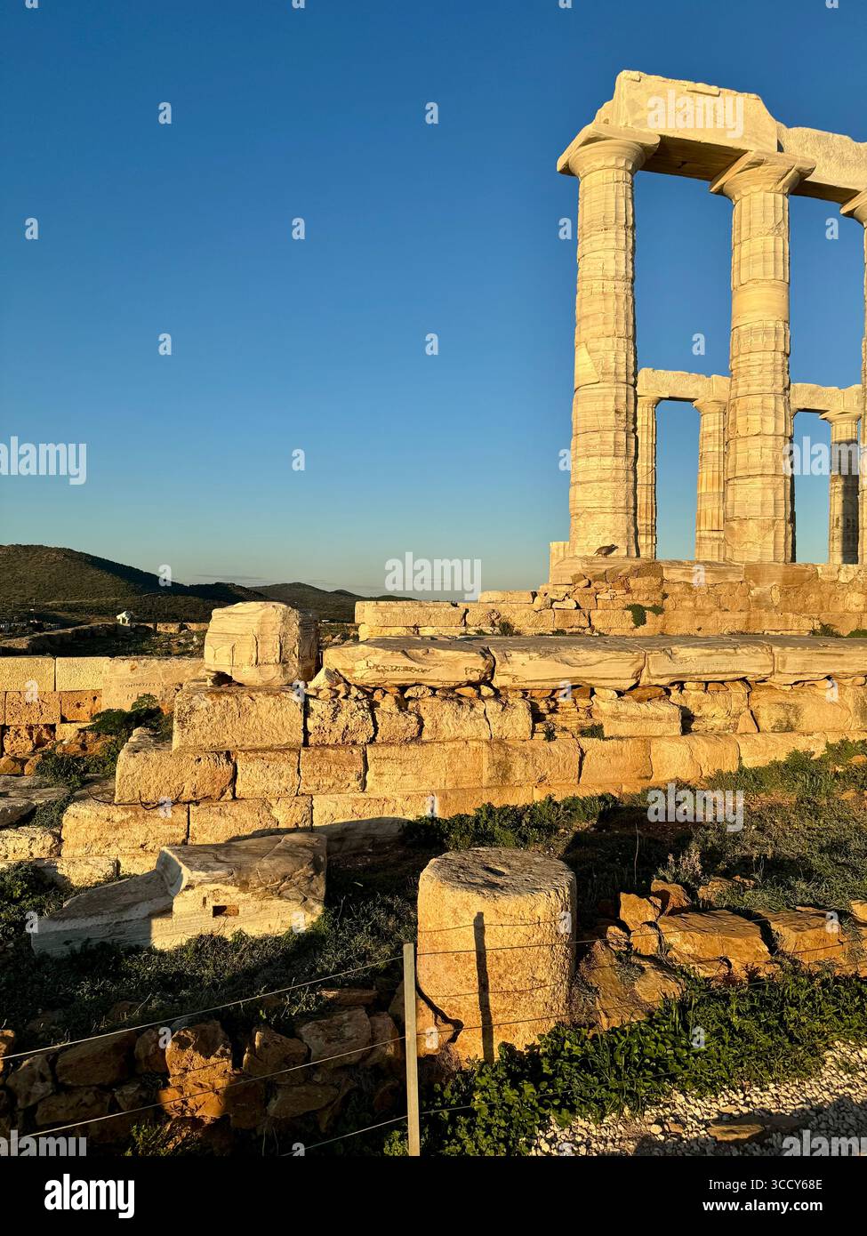 Ancien temple de Poséidon au cap Sounion, Grèce, surplombant la mer Égée. Banque D'Images