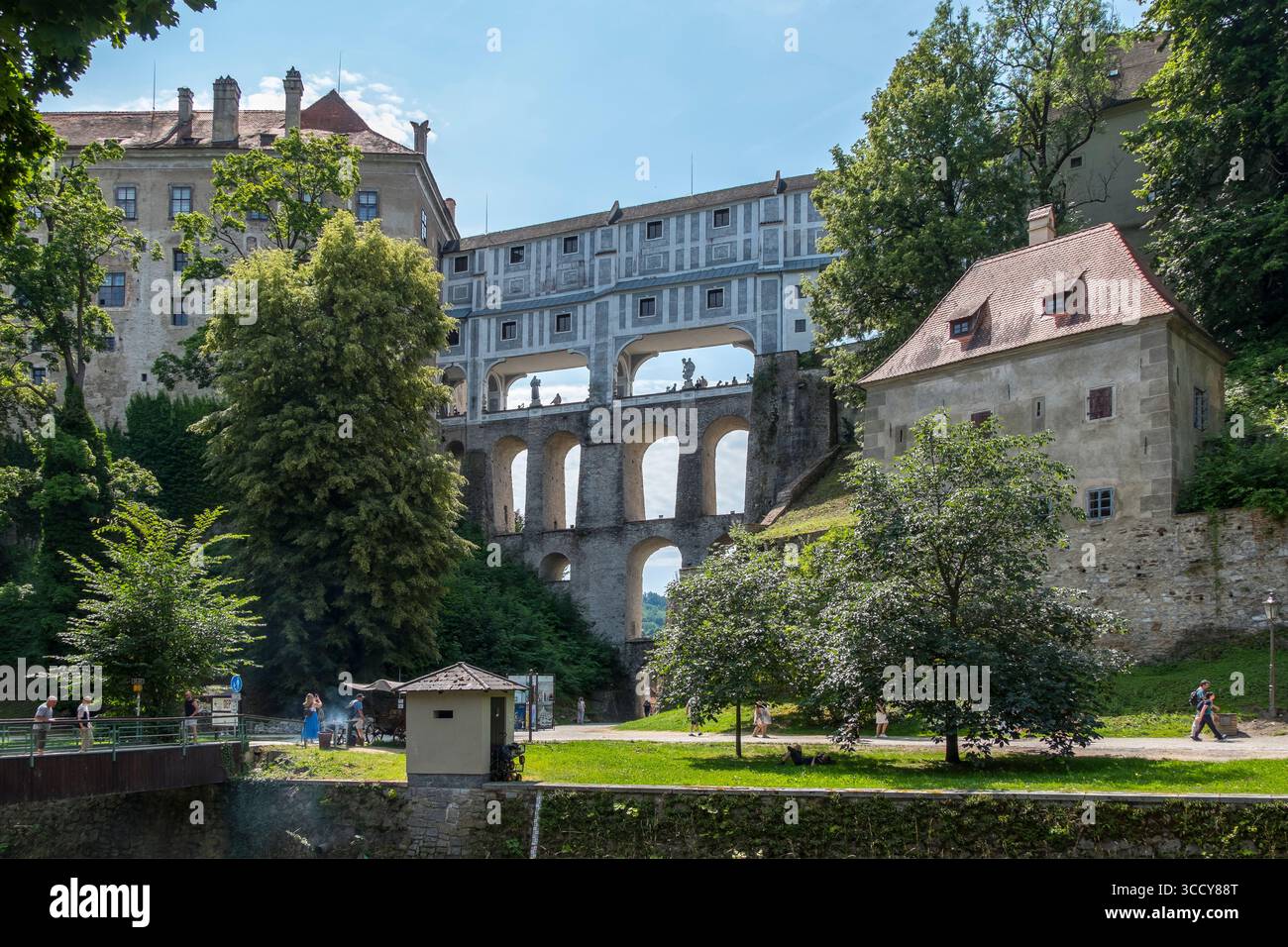 Pont de Cloak et château de Cesky Krumlov, République tchèque Banque D'Images