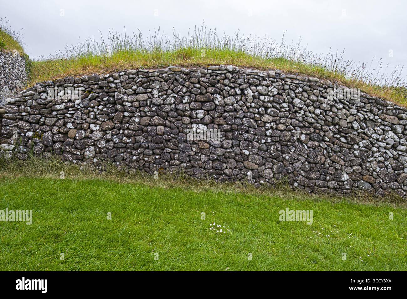 Mur de pierre à Newgrange une tombe de passage néolithique et un monument antique à Brú na Bóinne site du patrimoine mondial, Stalleen, comté de Meath, Irlande Banque D'Images