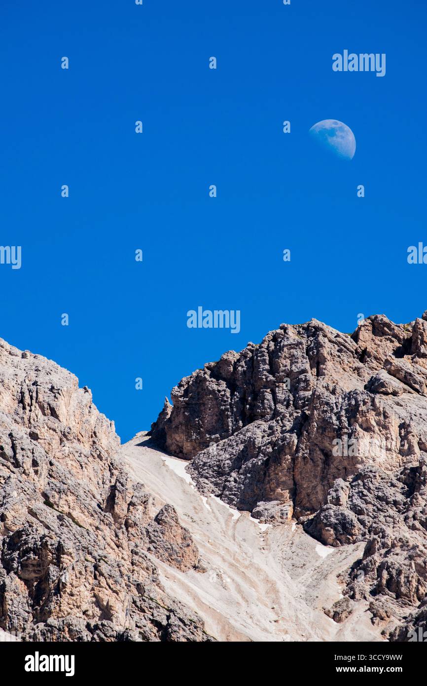 Trentin Haut-Adige, Italie : pic d'une montagne et la Lune vus en pleine journée au lac Braies (Pragser Wildsee), l'un des plus célèbres lacs alpins Banque D'Images Trentin Haut-Adige, Italie : pic d'une montagne et la Lune vus en pleine journée au lac Braies (Pragser Wildsee), l'un des plus célèbres lacs alpins Banque D'Images