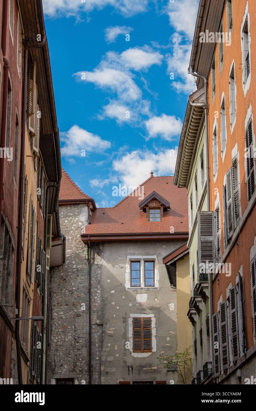 France, Europe : horizon et détails architecturaux d'Annecy, la plus grande ville du département de la haute-Savoie sur la pointe nord du célèbre lac d'Annecy Banque D'Images
