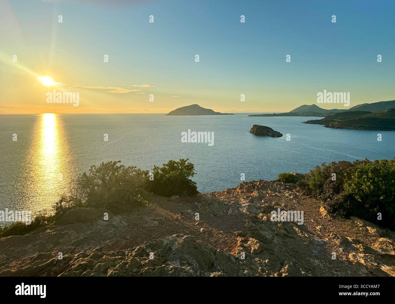 Coucher de soleil heure d'or sur la mer Égée au cap Sounion près du site archéologique du temple de Poséidon. Banque D'Images