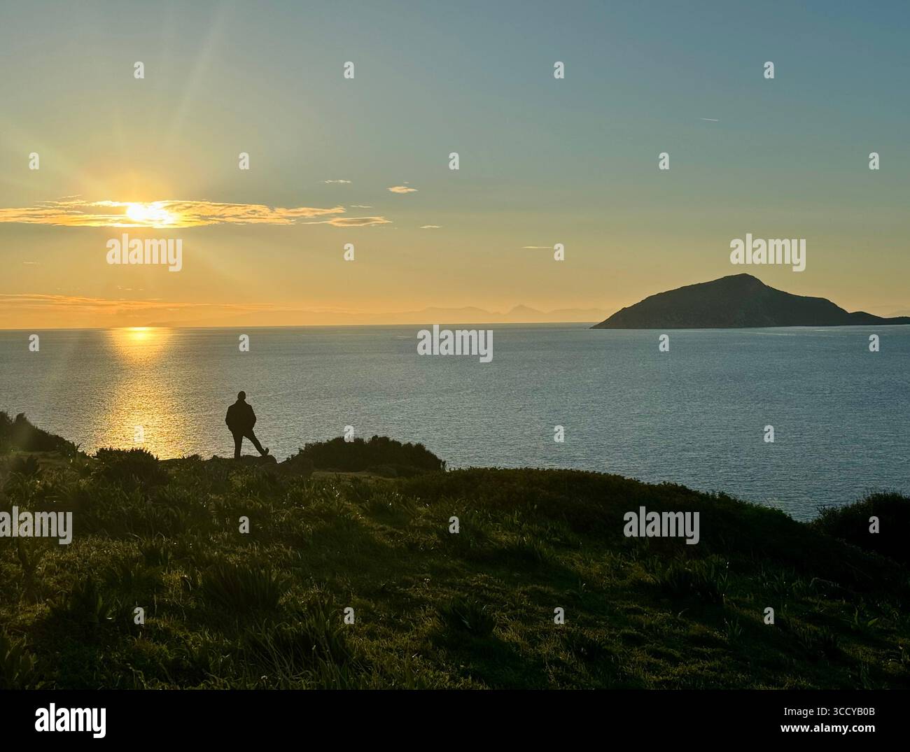 Coucher de soleil heure d'or sur la mer Égée au cap Sounion près du site archéologique du temple de Poséidon. Banque D'Images
