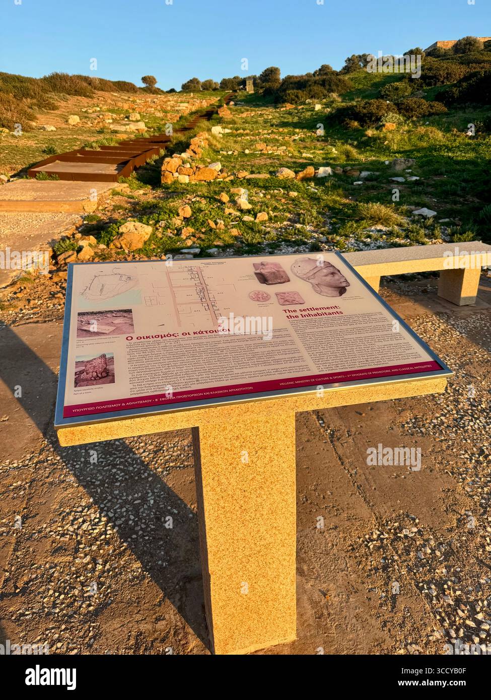 Panneau informatif à l'heure d'or éclairant le site archéologique de Sounion, en Grèce, guidant les touristes près du temple de Poséidon. Banque D'Images