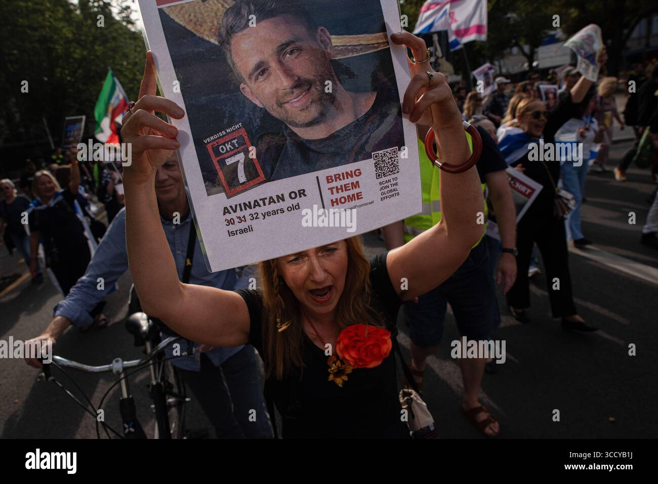 Berlin, Allemagne. 07 août 2025. Une femme tient une pancarte exprimant son point de vue pendant la manifestation Bring Them Home Now. Le 7 août 2025, des dizaines de manifestants se sont rassemblés à la porte de Brandebourg pour exiger la libération immédiate des otages israéliens détenus par le Hamas dans la bande de Gaza. La manifestation pacifique s'est transformée en marche avec des chants de "ramenez-les à la maison maintenant". Crédit : SOPA images Limited/Alamy Live News Banque D'Images