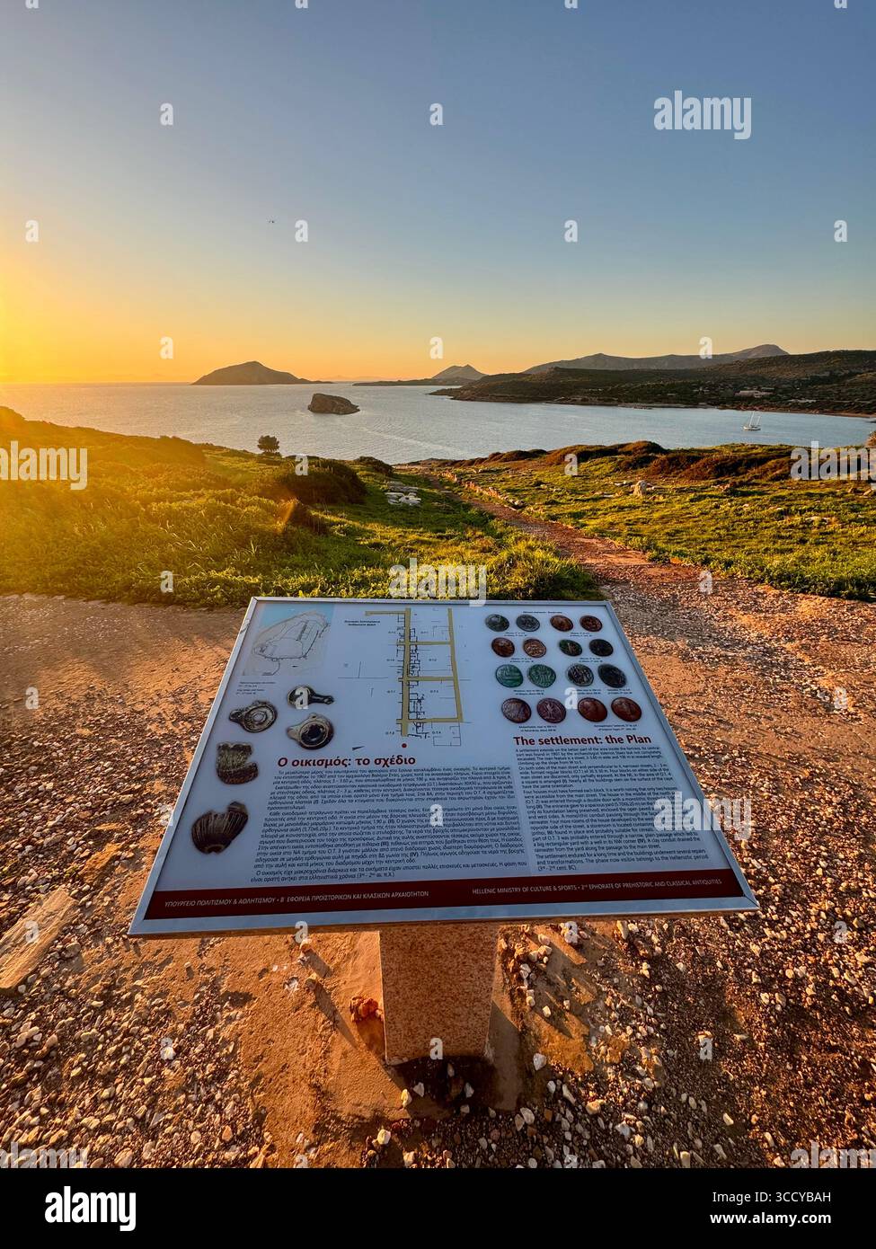 Panneau informatif à l'heure d'or éclairant le site archéologique de Sounion, en Grèce, guidant les touristes près du temple de Poséidon. Banque D'Images