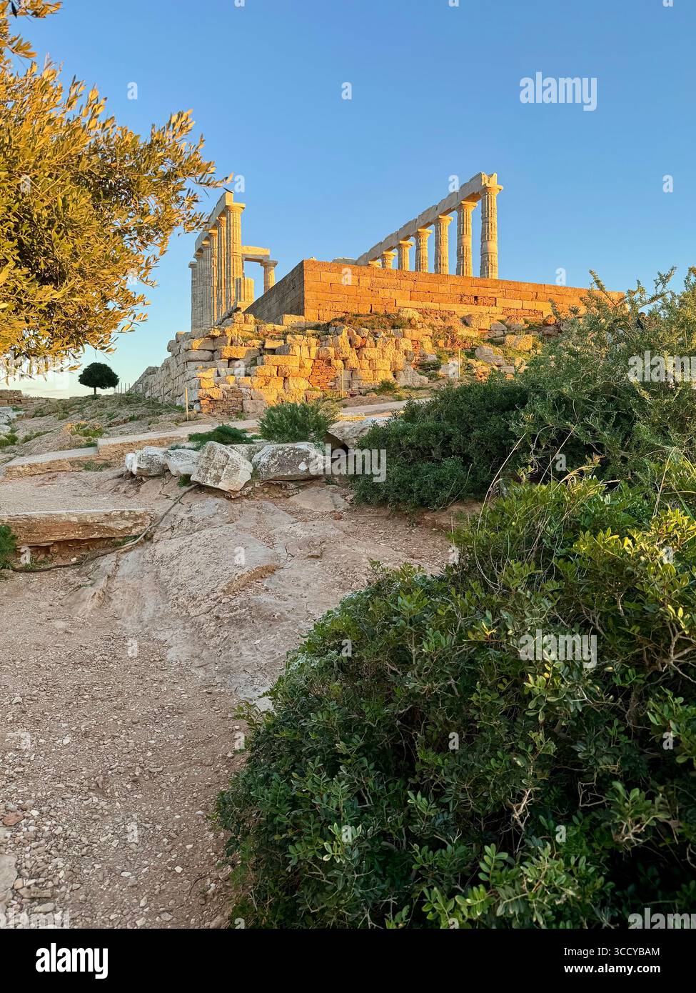 Le temple de Poséidon à Sounion, Grèce, avec vue sur le paysage environnant et la côte méditerranéenne. Banque D'Images