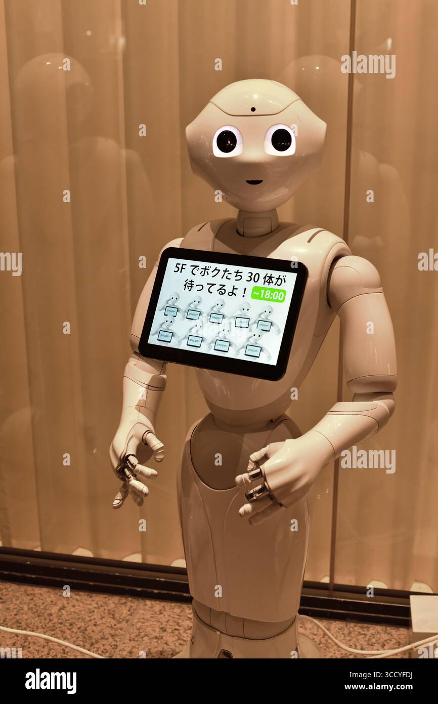 Pepper robot à l'entrée d'un café restaurant à Shibuya, Tokyo, Japon Banque D'Images