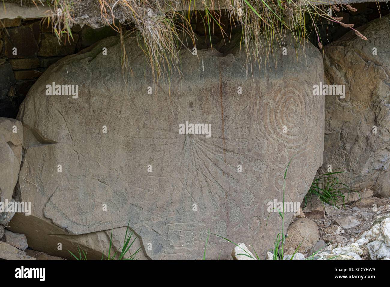Bordure sculptée d'art mégalithique à Knowth une tombe de passage néolithique et un monument antique à Brú na Bóinne site du patrimoine mondial, Stalleen, comte Banque D'Images