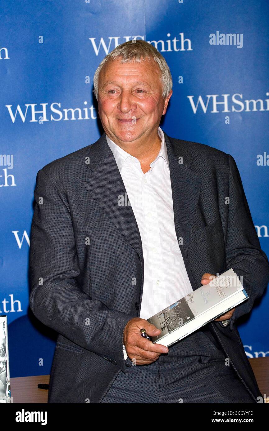 L'ancien joueur de Manchester City Mike Summerbee lors d'une signature de son autobiographie au WH Smith au Trafford Centre, Manchester - 11 septembre 2008 Banque D'Images L'ancien joueur de Manchester City Mike Summerbee lors d'une signature de son autobiographie au WH Smith au Trafford Centre, Manchester - 11 septembre 2008 Banque D'Images