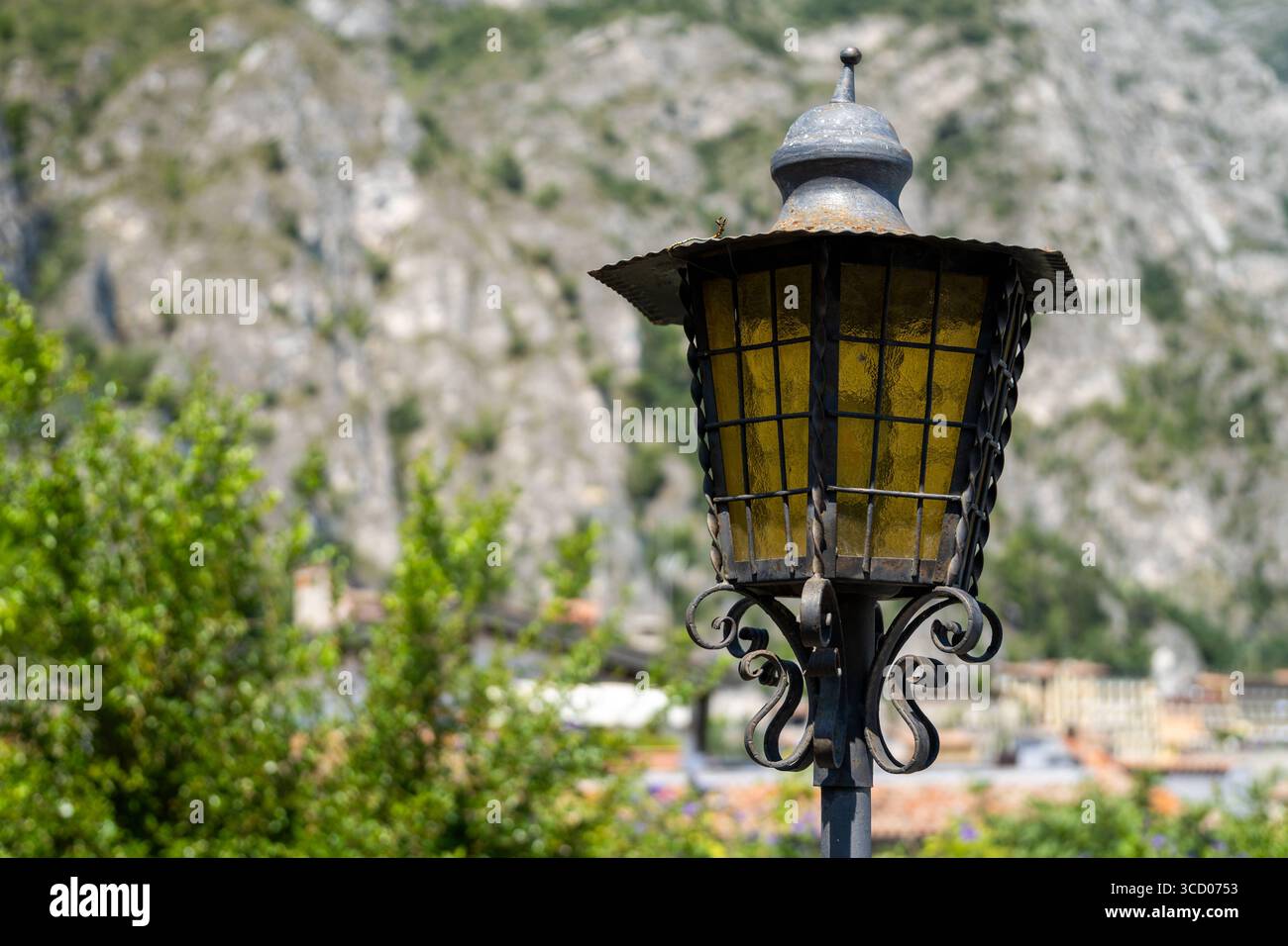 Limone sul Garda, Lombardie, Italie - 7 août 2025 : Schmiedeeiserne Laterne in Limone sul Garda *** Schmiedeeiserne Laterne in Limone sul Garda Banque D'Images