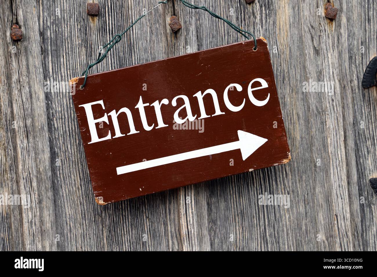 Panneau de direction d'entrée accroché à une porte. Lavenham, Suffolk, Angleterre Banque D'Images