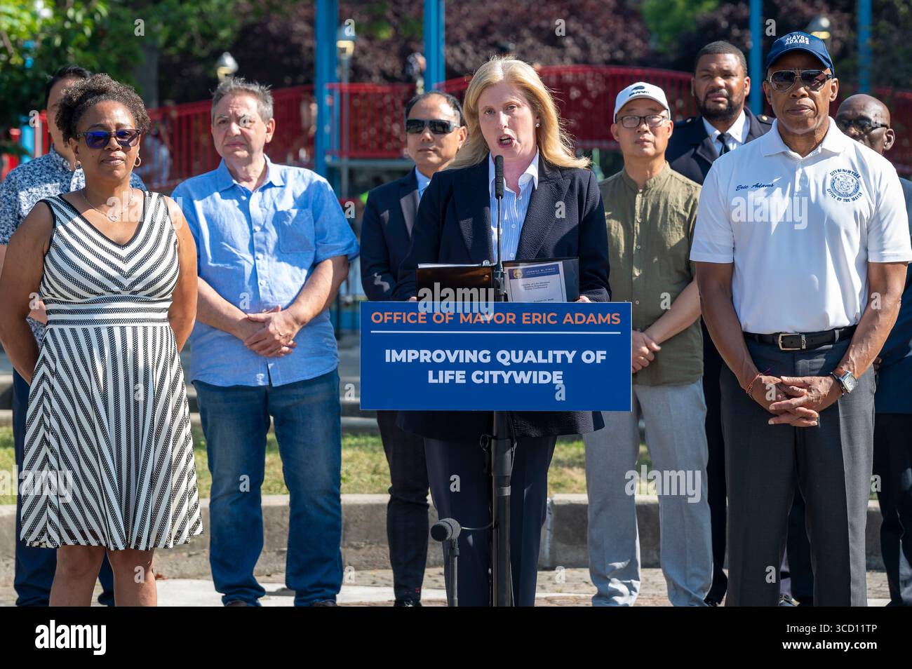 New York, États-Unis. 11 août 2025. La commissaire du département de police de New York (NYPD) Jessica Tisch (C) rencontrée avec le maire Eric Adams (R) et Kimberly Elliot d'Astoria Houses (l) lors de l'annonce par le maire Adams de l'expansion des Q-Teams de la division qualité de vie du NYPD dans tout l'arrondissement de Queens à Astoria Houses dans l'arrondissement de Queens. Crédit : SOPA images Limited/Alamy Live News Banque D'Images