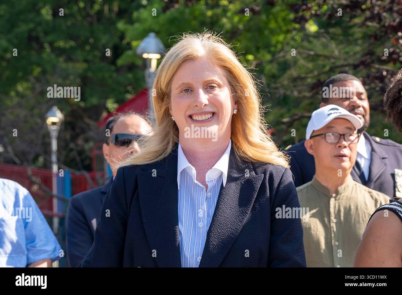 New York, États-Unis. 11 août 2025. La commissaire du New York police Department (NYPD), Jessica Tisch, parle lors de l'annonce du maire Adams de l'expansion des Q-Teams de la division qualité de vie du NYPD dans tout le quartier de Queens à Astoria Houses dans le quartier de Queens. Crédit : SOPA images Limited/Alamy Live News Banque D'Images