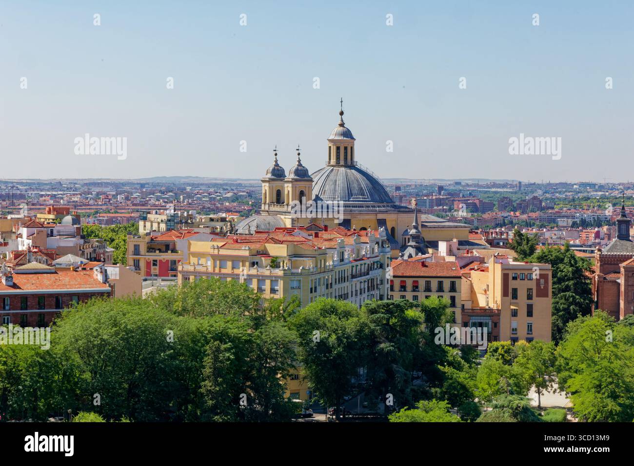 Basilique royale de Saint François le Grand vue de la cathédrale Sainte Marie le Royal de l'Almudena Banque D'Images