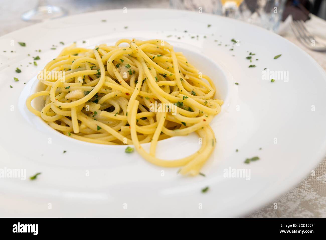 Limone, Lac de Garde, Italie 7 août 2025 : spaghetti aglio e olio pâtes classiques avec ail, huile d'olive et peperoncino. *** Spaghetti aglio e olio klassische Pasta mit Knoblauch, Olivenöl und Peperoncino. Banque D'Images