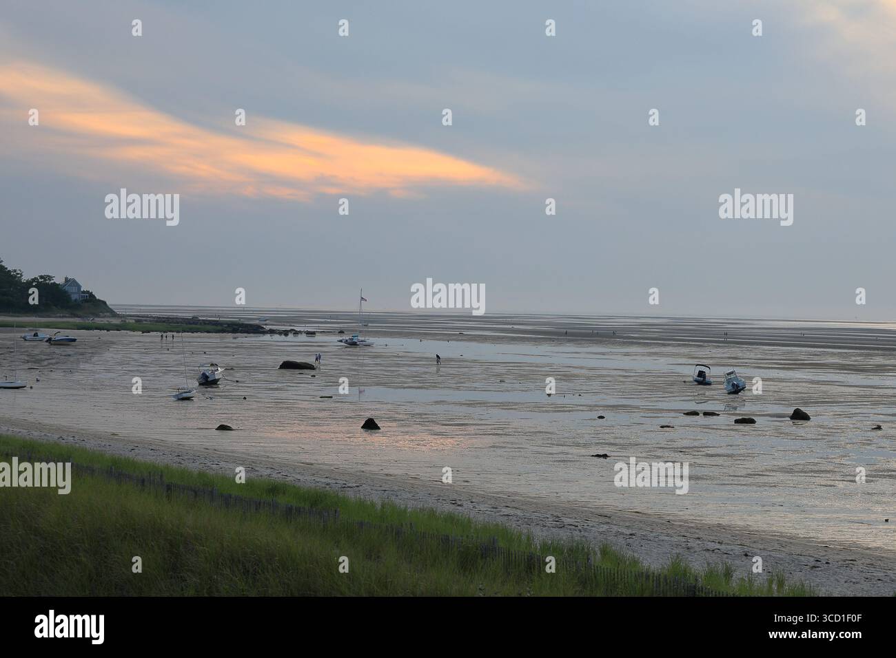 Brewster, ma, USA - 26 juillet 2025 - les amateurs de plage marchent dans les plaines de marée de Cape Cod Bay à marée basse Banque D'Images
