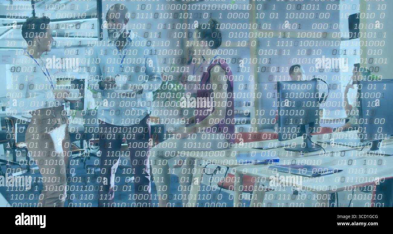 Équipe collaboratrice examinant le projet dans un bureau ouvert, avec des ordinateurs portables et du code binaire Banque D'Images