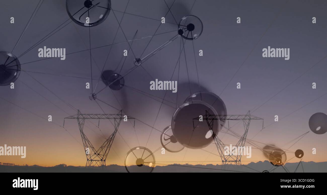Tours de transmission à haute tension debout sur la plaine rurale au crépuscule, avec des sphères et des lignes superposées Banque D'Images