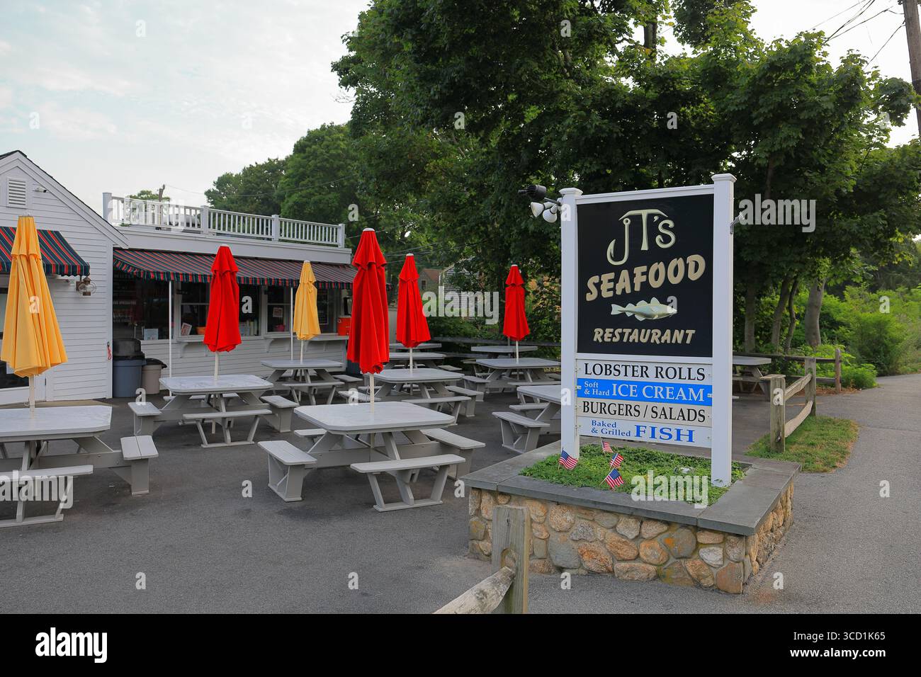 Brewster, ma, États-Unis - 29 juillet 2025 - le restaurant de fruits de mer et le stand de crème glacée de JT est une halte estivale bien-aimée pour les vacanciers de Cape Cod Banque D'Images Brewster, ma, États-Unis - 29 juillet 2025 - le restaurant de fruits de mer et le stand de crème glacée de JT est une halte estivale bien-aimée pour les vacanciers de Cape Cod Banque D'Images