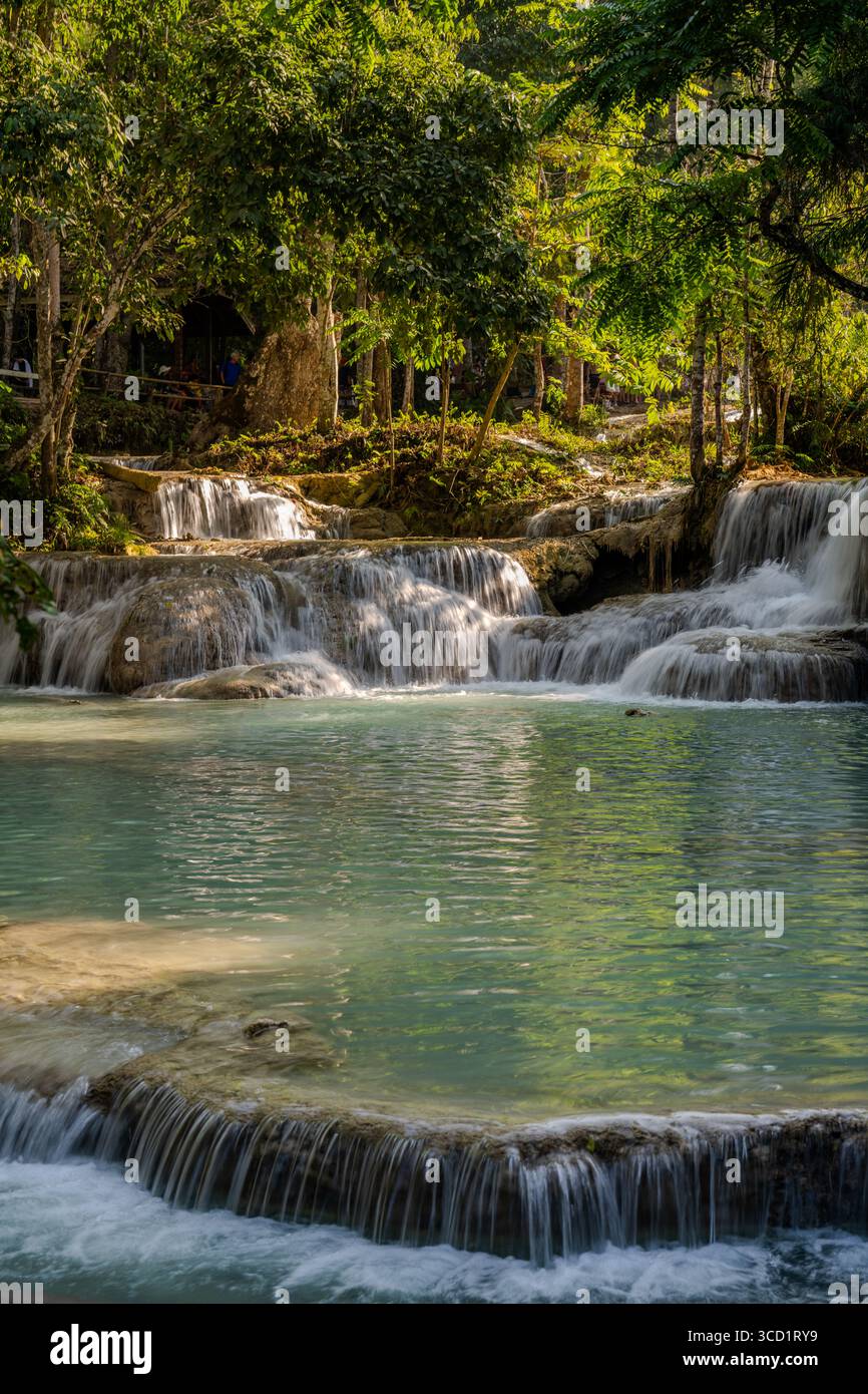 Piscines turquoise et cascades de Kuang si Cascading tiers entouré par la jungle luxuriante près de Luang Prabang, Laos Banque D'Images