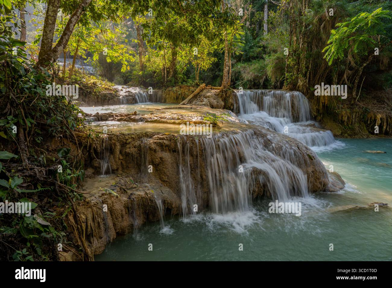 Vue panoramique sur les cascades de Kuang si à plusieurs étages qui se jettent dans les piscines turquoise au milieu de la jungle luxuriante près de Luang Prabang, Laos Banque D'Images