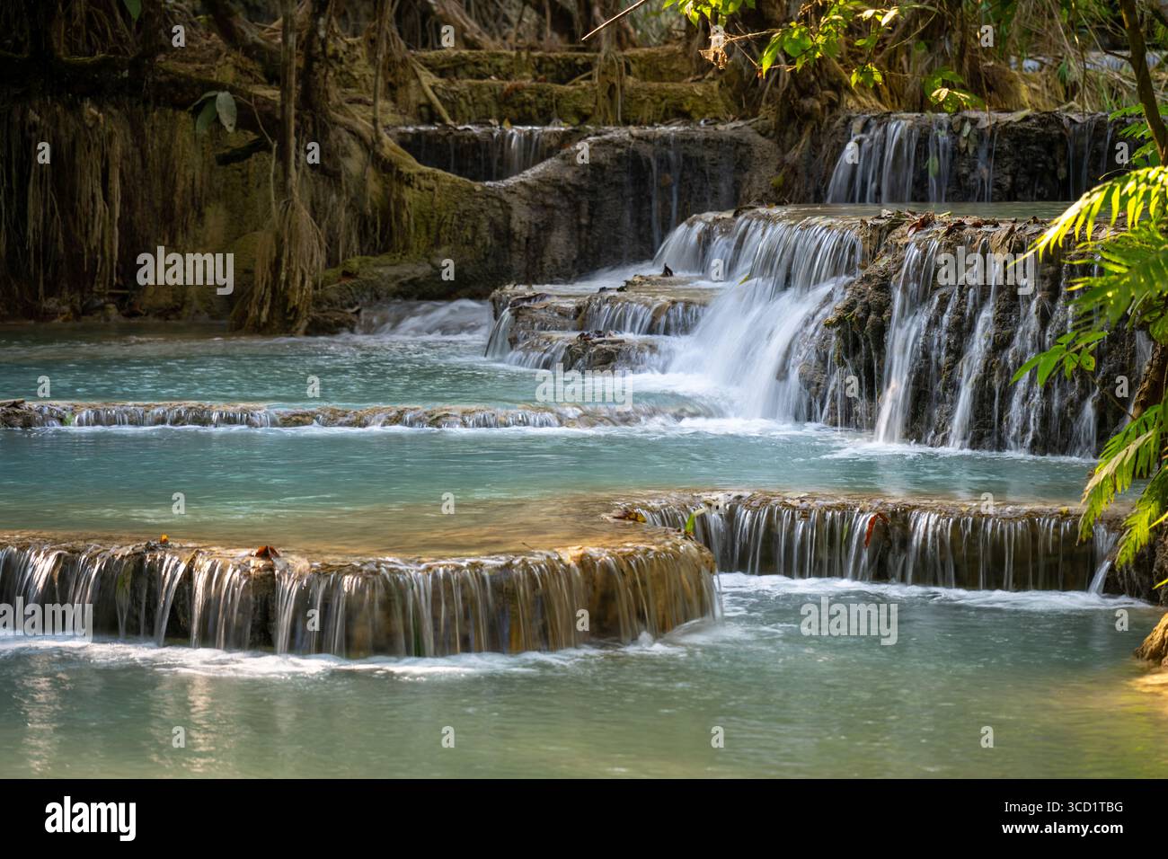Terrasses en calcaire naturel et piscines émeraude de Kuang si Cascade dans la jungle luxuriante près de Luang Prabang, Laos Banque D'Images