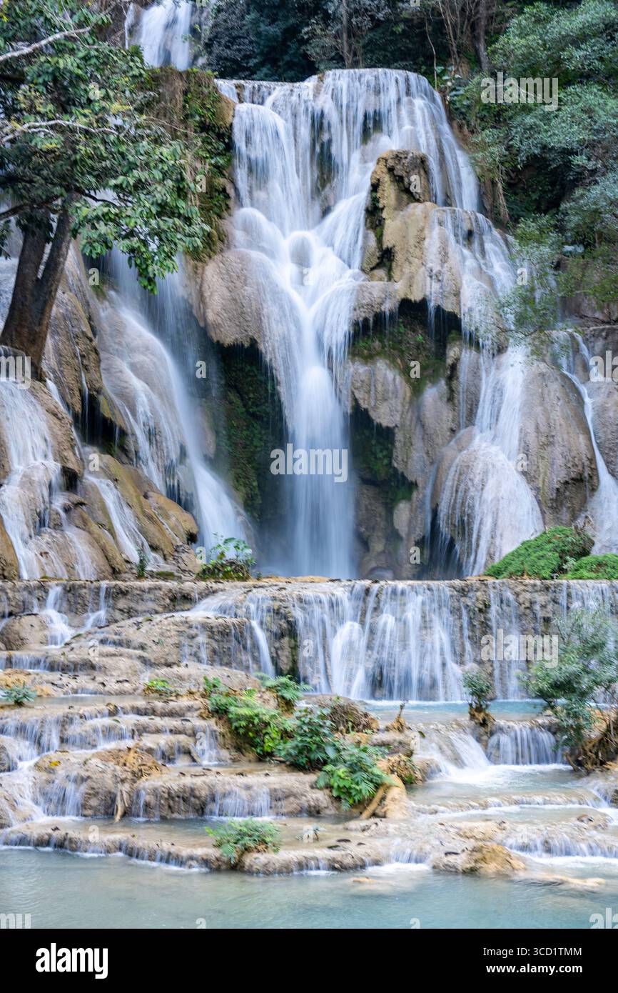 Majestueuse cascade principale des chutes de Kuang si entourée par une forêt luxuriante à Luang Prabang, Laos – cascade emblématique à plusieurs niveaux avec piscines Turquoise Banque D'Images