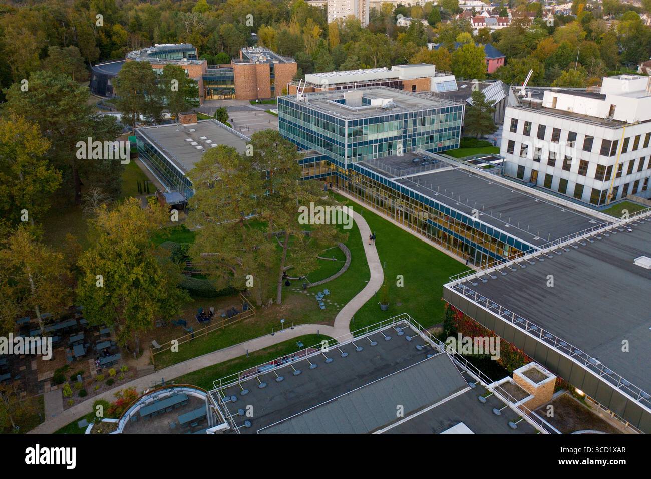 Fontainebleau, France - 22 octobre 2024 : vue aérienne de l'architecture moderne de l'INSEAD Business School au milieu d'un paysage verdoyant, où les bâtiments géométriques contrastent avec les formes organiques des arbres. Banque D'Images