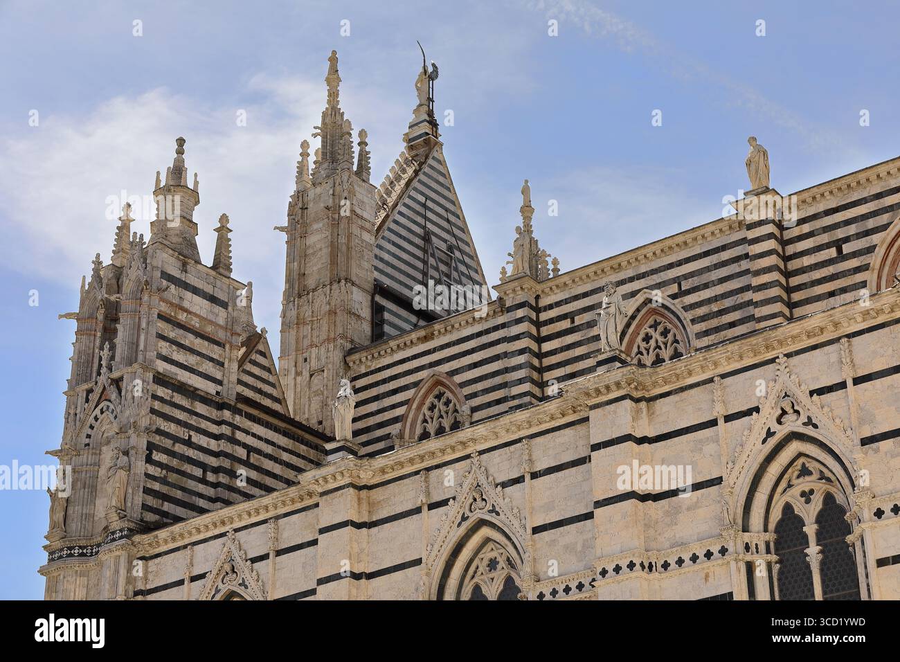 194 vue de Piazza Jacopo della Quercia au Duomo ou Cathédrale se côté et arrière de la partie supérieure de la façade par Camaino di Crescentino. Sienne-Toscane Banque D'Images