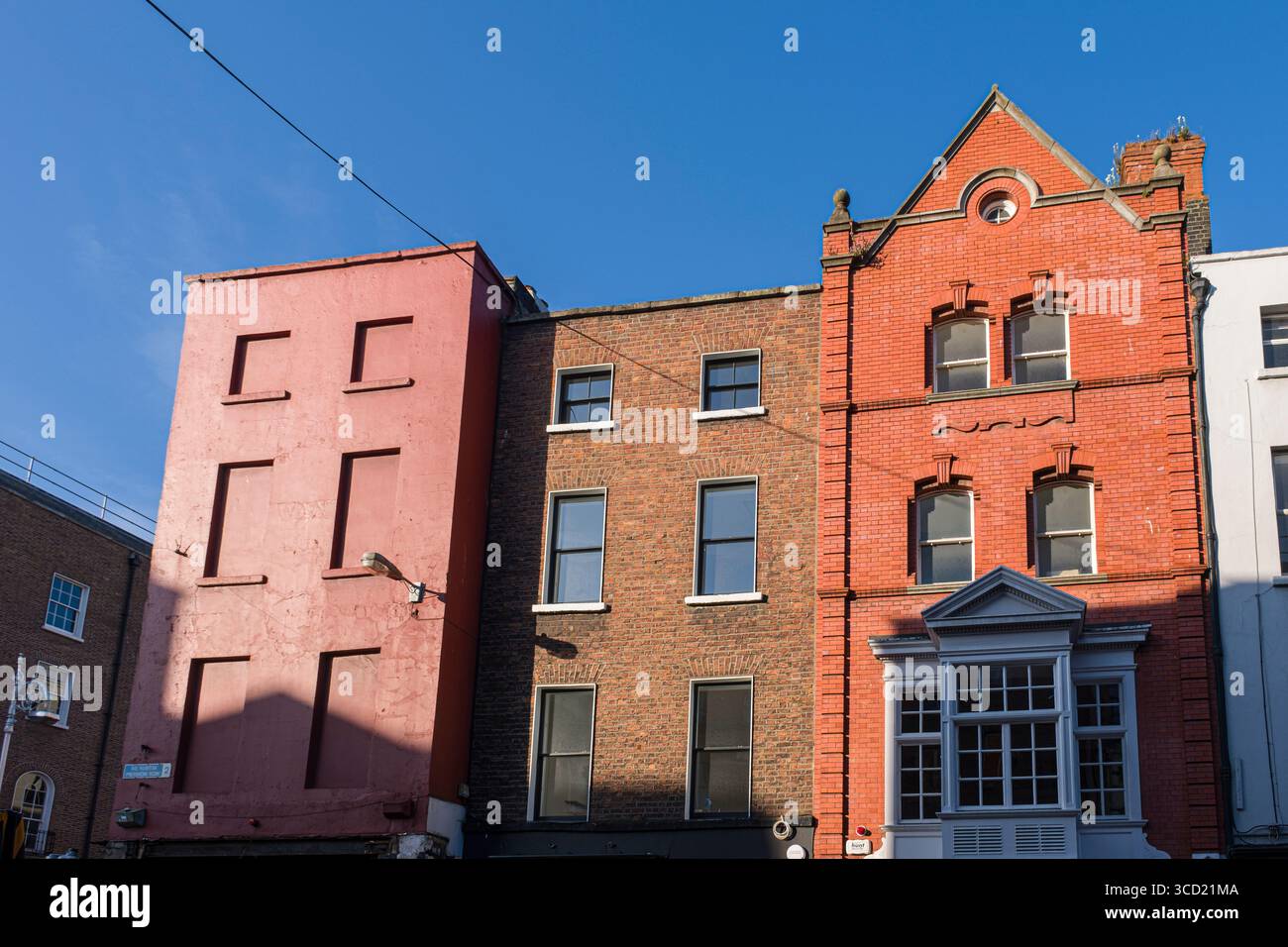Bâtiments en briques rouges dans la lumière du soleil du matin, Merrion Row, Southside, Dublin, Irlande Banque D'Images
